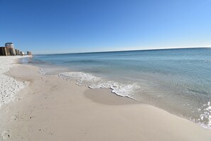 På stranden