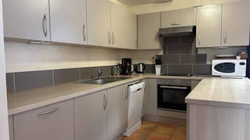 Réfrigérateur, micro-ondes, four, lave-vaisselle