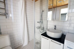 Premium appartement | Badkamer | Een douche, een haardroger, handdoeken, zeep