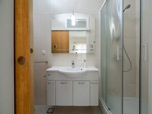 House (Four bedroom Holiday Home with Balcon) | Bathroom | Shower, towels - Solar House Babina 2 (Korcula)