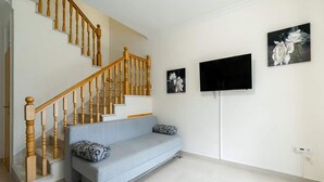 하우스 (Four bedroom Holiday Home with Balcon) | 거실
