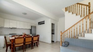 하우스 (Four bedroom Holiday Home with Balcon) | 거실