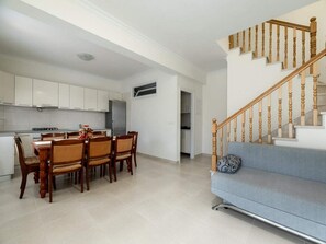 Casa (Four bedroom Holiday Home with Balcon) | Sala de estar | Una televisión