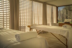 Hot stone massages, deep-tissue massages, prenatal massages - Hotel Mas del Sol (Vall-Llobrega)