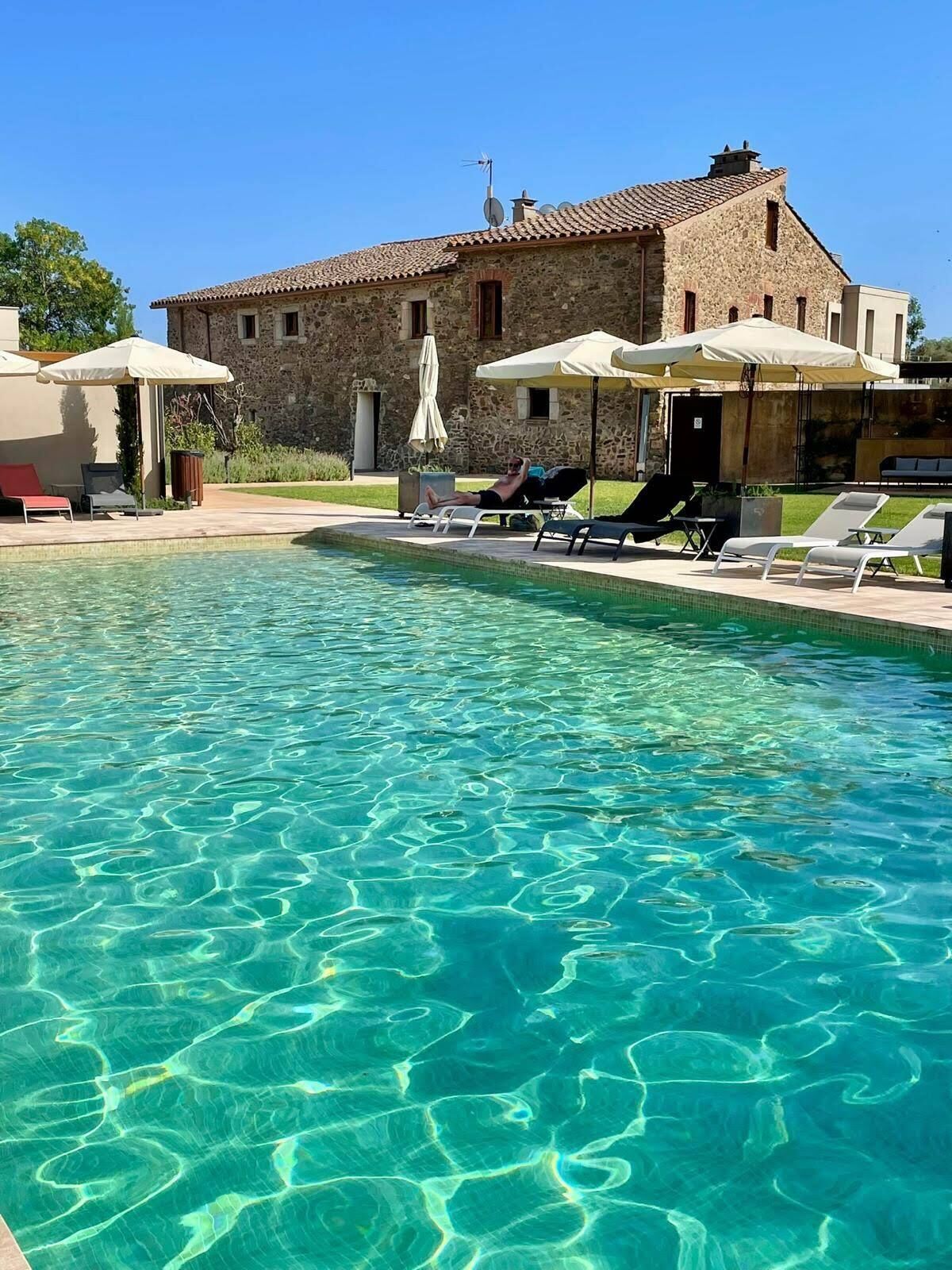 Piscina stagionale all'aperto, ombrelloni da piscina, lettini