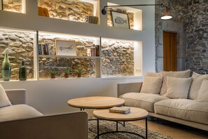 Lobby sitting area - Hotel Mas del Sol (Vall-Llobrega)