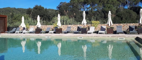 Piscine extérieure (ouverte en saison), parasols de plage