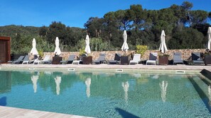 Seasonal outdoor pool, open 10:00 AM to 8:00 PM, pool umbrellas - Hotel Mas del Sol (Vall-Llobrega)