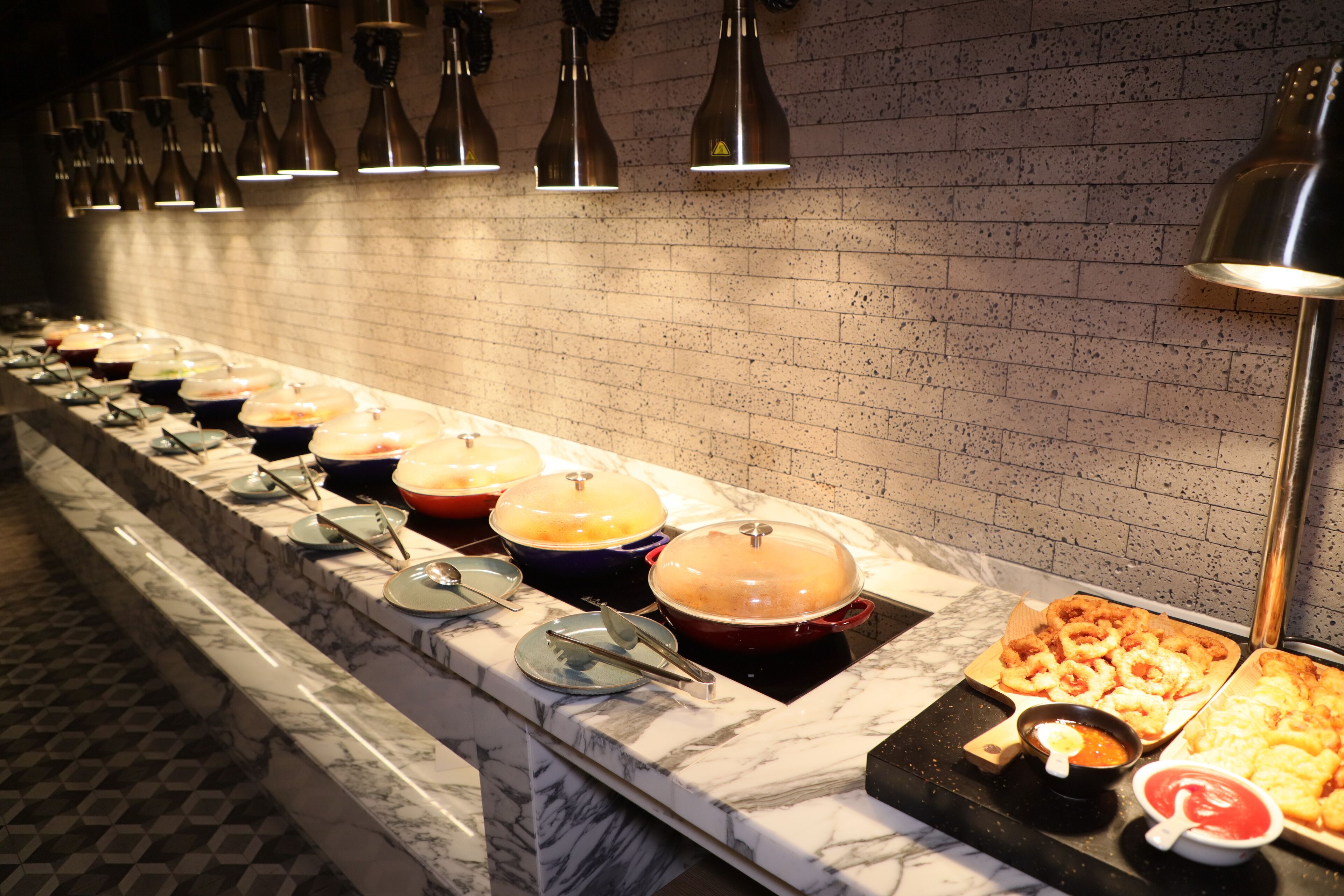 Una mesa de buffet con diversos platos y acompañamientos.