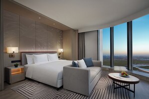 Executive suite | Donzen dekbedden, individueel gedecoreerd, een laptopwerkplek