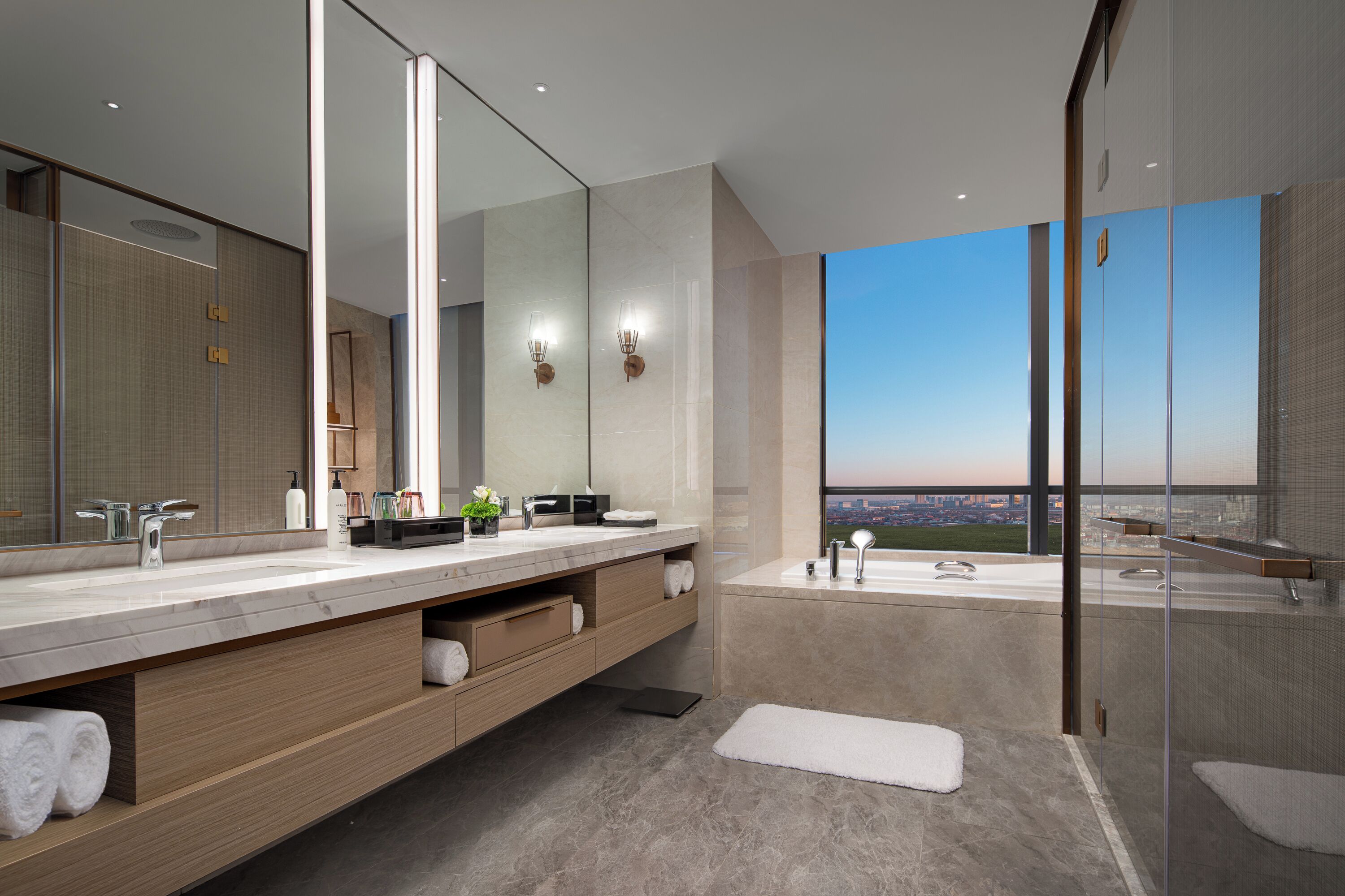 Executive Suite | Bathroom | Separate tub and shower, deep soaking tub, rainfall showerhead