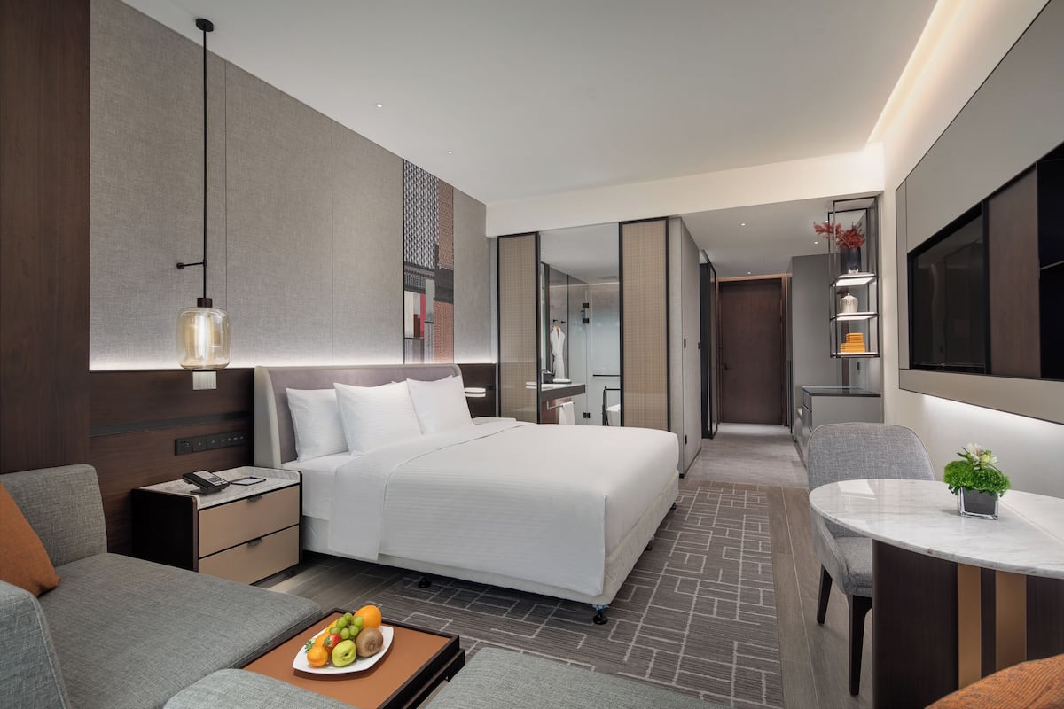Executive Double Room | 1 bedroom, down comforters, individually decorated, laptop workspace