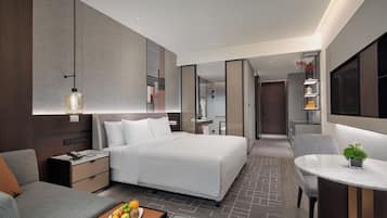 Cubrecamas, espacio para trabajar con laptop y cortinas blackout