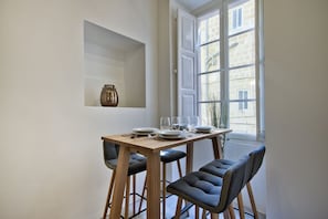 Appartement classique | Cuisinette privée | Four à micro-ondes, un four, lave-vaisselle, grille-pain