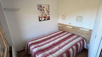 1 habitación y tabla de planchar con plancha