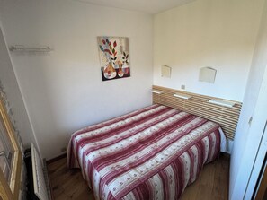 1 habitación y tabla de planchar con plancha 
