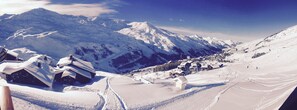 A snow-covered mountain landscape with a small village and buildings. - At the foot of the ski slopes, sleeps 4–5. Elevation: 2,000 m. Exceptional view.   (Les Belleville)