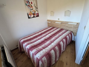 1 soveværelse, strygejern/strygebræt