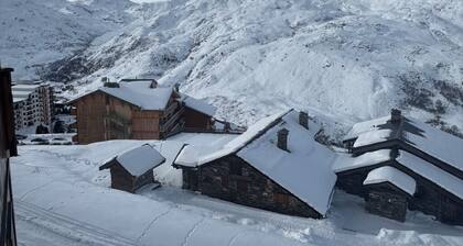 At the foot of the ski slopes, 4/5persons. Altitude 2000m. Exceptional view.