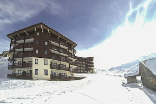 Départ et retour ski aux pieds.
Accès direct aux pistes.
