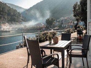 Nhà (Four bedroom Holiday Home with Balcon) | Hiên