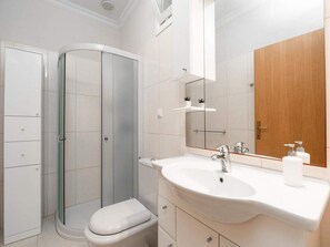 House (Four bedroom Holiday Home with Balcon) | Bathroom | Shower, towels - Solar House Babina 1 (Korcula)