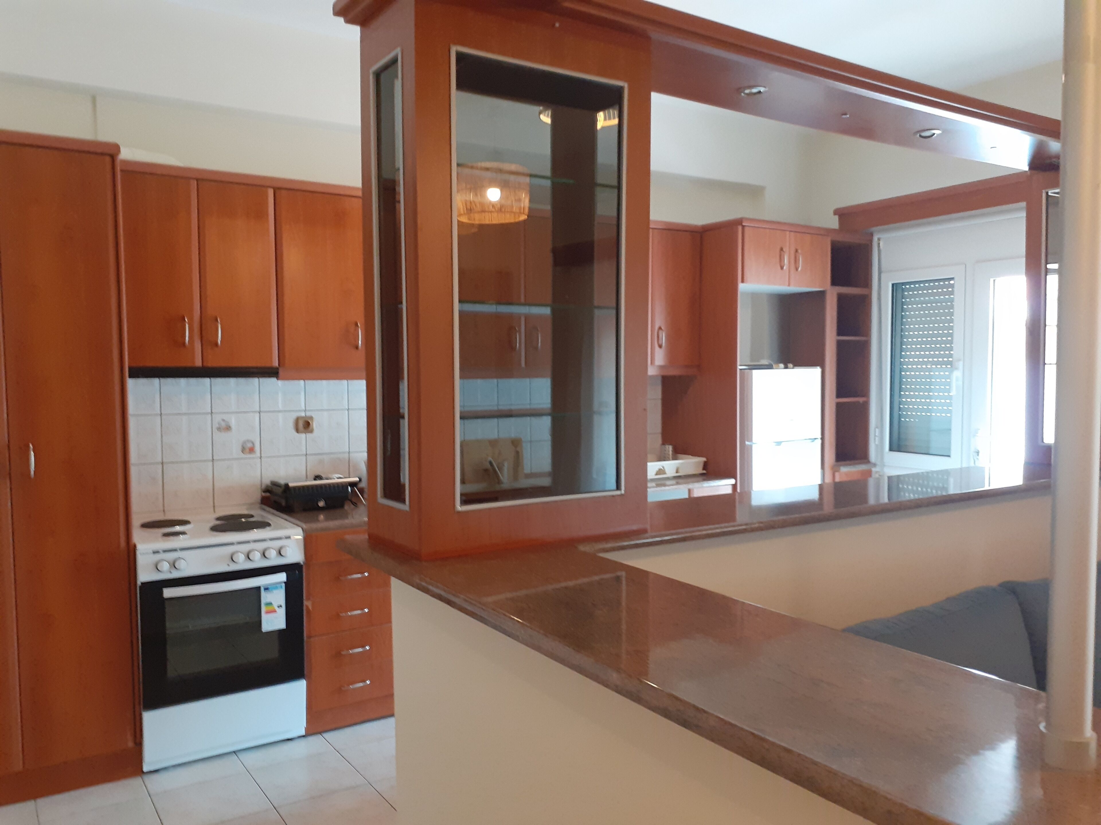 Jääkaappi, mikroaaltouuni, uuni, kahvin-/teenkeitin