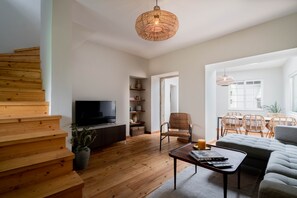 Smart-tv, eldstad och böcker