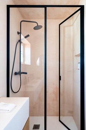 Shower, hair dryer, towels, soap - SEA´YA Villa Areia with swimming pool and 5 minutes from the beach (Cascais)