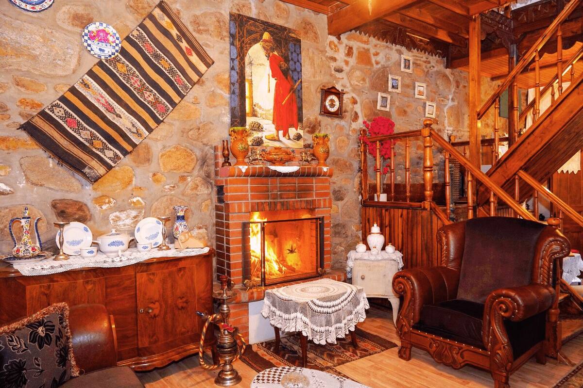 Alloggio Tradizionale su due livelli | Biancheria da letto di alta qualità, copriletto in piuma, Wi-Fi gratuito