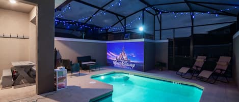 Una piscina al aire libre, una piscina climatizada