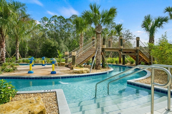 Een buitenzwembad en een verwarmd zwembad