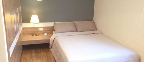 1 soverom, safe på rommet, skrivebord og reiseseng for barn