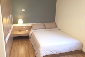 1 غرفة نوم وخزنة داخل الغرفة ومكتب وسرير سفر