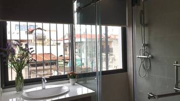 Ensemble douche/baignoire, baignoire à jets, sèche-cheveux, bidet