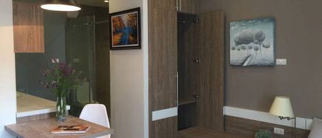 1 bedroom, in-room safe, desk, travel cot