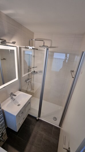 Dusche, Haartrockner, Toilettenpapier
