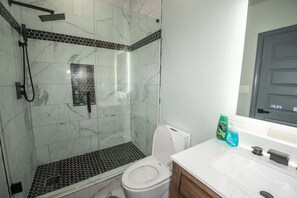 Douche, sèche-cheveux, shampoing