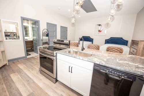 Modern Studio home 2 bed mins from Dawnsonville