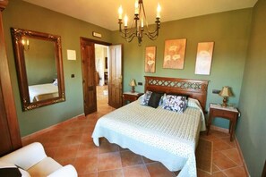 8 bedrooms, free WiFi, bed sheets - Country house with sea views (Ribeira)