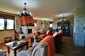 TV - Country house with sea views (Ribeira)