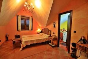 8 bedrooms, free WiFi, bed sheets - Country house with sea views (Ribeira)