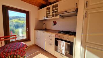 Frigorifero, forno, piano cottura, lavastoviglie