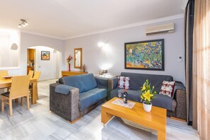 Living area - 2 Habs. Buena terraza con BBQ - WiFi, Piscina (Urbanización Riviera Sol)