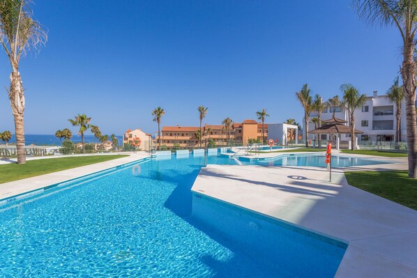 Outdoor pool - 2BR Luxury - Santa Barbara Heights, Good WiFi & AC (Fuengirola)