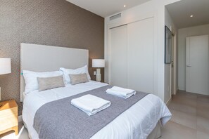 2 bedrooms, iron/ironing board, free WiFi, bed sheets - 2BR Luxury - Santa Barbara Heights, Good WiFi & AC (Fuengirola)