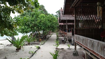 Vista frontal de la propiedad