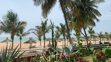 Sur la plage, chaise longue, serviettes de plage