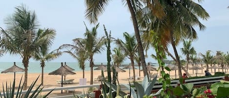 Plage, chaises longues, serviettes de plage