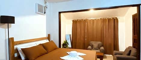 Quarto quádruplo família | Escrivaninha, roupa de cama